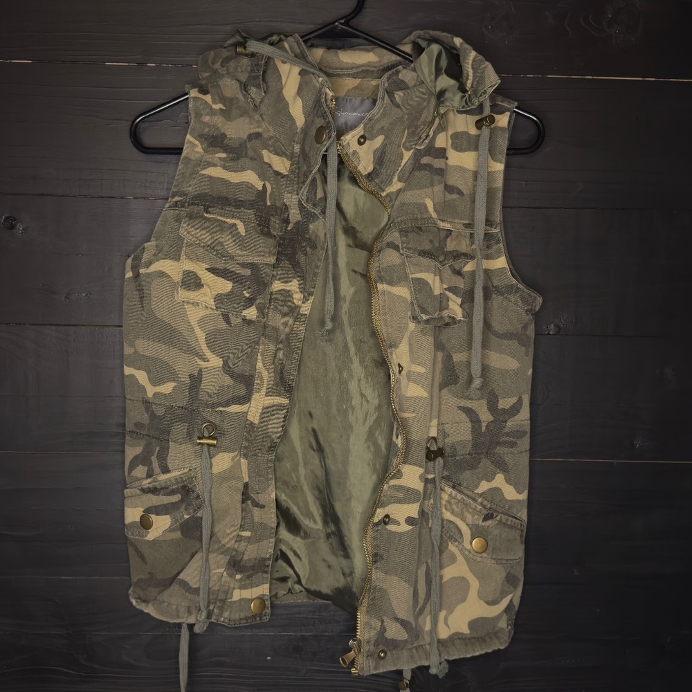 Women's Fashionomics Camo Vest w Removable Hoodie